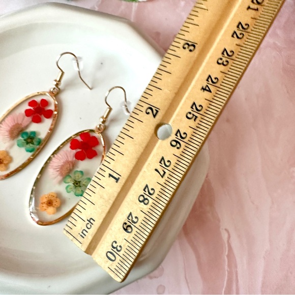 3/$22🩶 Colorful Dried Pressed Flowers Clear Acrylic Earrings Gold Tone Oval NEW - Picture 6 of 9